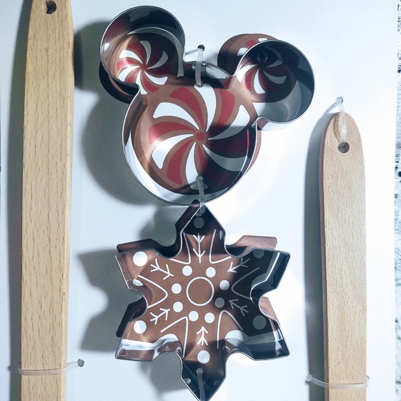 NEW DISNEY SILICONE 4 PC SPATULA AND COOKIE CUTTER SET/CHRISTMAS GIFT/BAKING - Picture 4 of 5